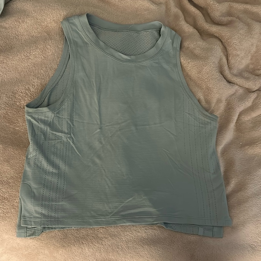 Lululemon train to be tank